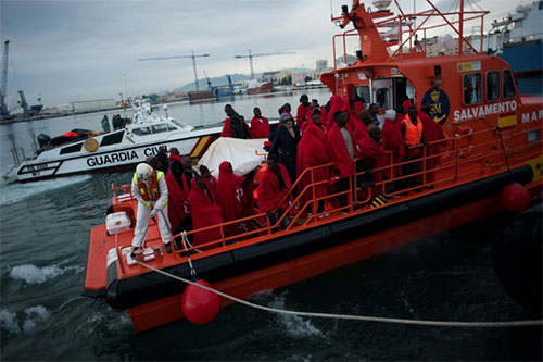rescatan a migrantes que cruzaban el Mediterráneo España salva a migrantes que cruzaban el Mediterráneo